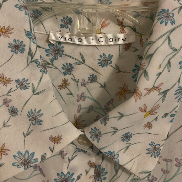 Violet + Claire women’s M. White & blues, pinks, yellows, & greens Floral Blouse - Picture 2 of 12